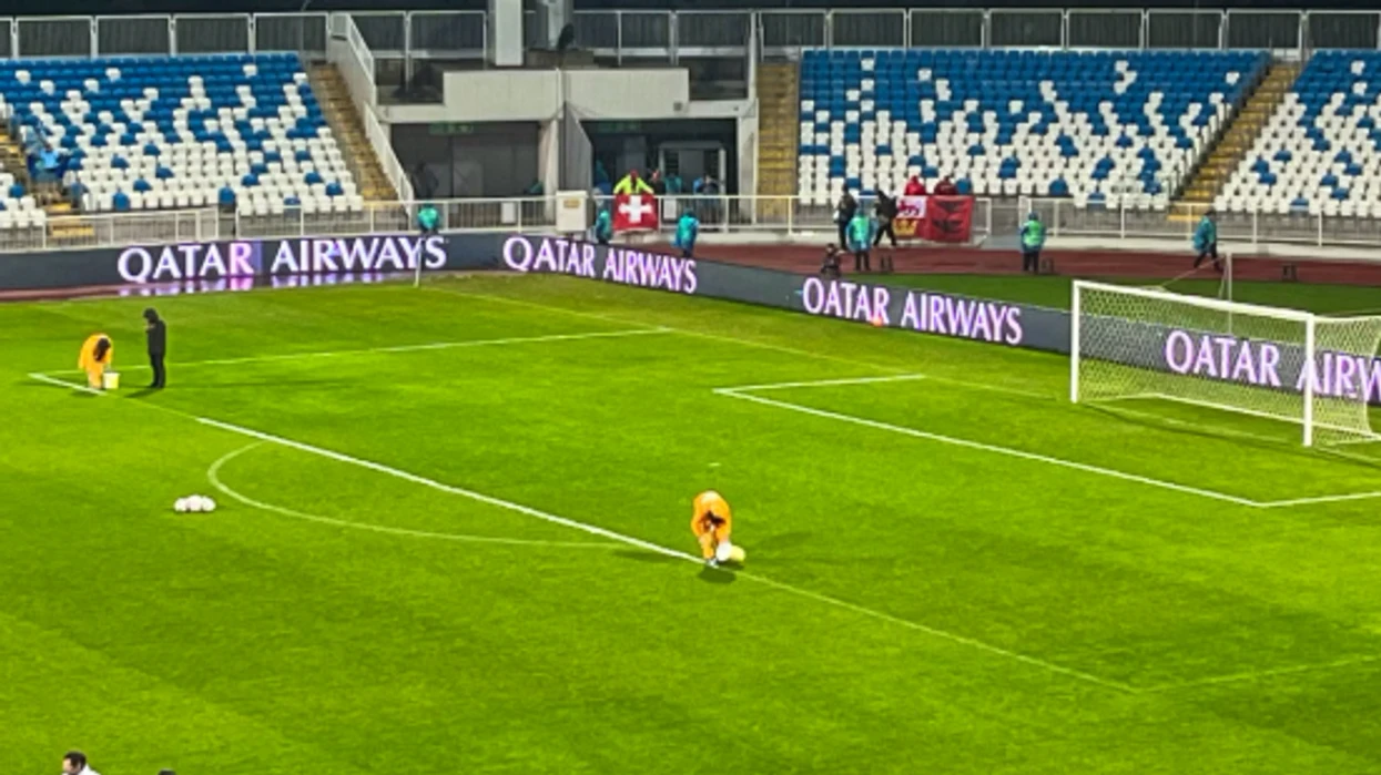 Vazhdojnë reshjet e dendura të shiut në Prishtinë, lyhen sërish vijat e fushës