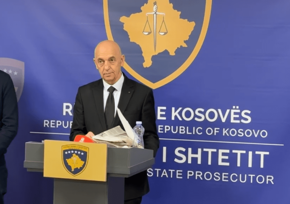 Besim Kelmendi konfirmon se Prokuroria Speciale e intervistoi si dëshmitar për masakrën e Reçakut, sulmon gazetarin Vehbi Kajtazi