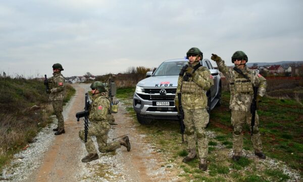 KFOR publikon pamje nga patrullimet e ushtarëve turq në Kosovë: Me profesionalizëm e përkushtim kontribuojnë për një mjedis të sigurt