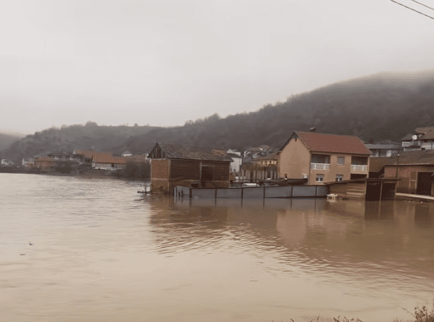 Fshati Konçul vërshohet nga uji, rrugët hyrëse dhe dalëse janë të pakalueshme