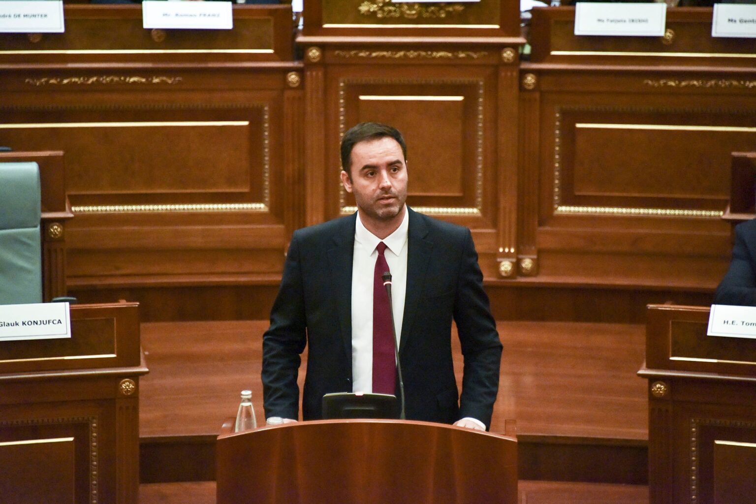 Konjufca prezanton kabinetin qeveritar, e heq Dimal Bashën dhe e shton Besnik Bislimin