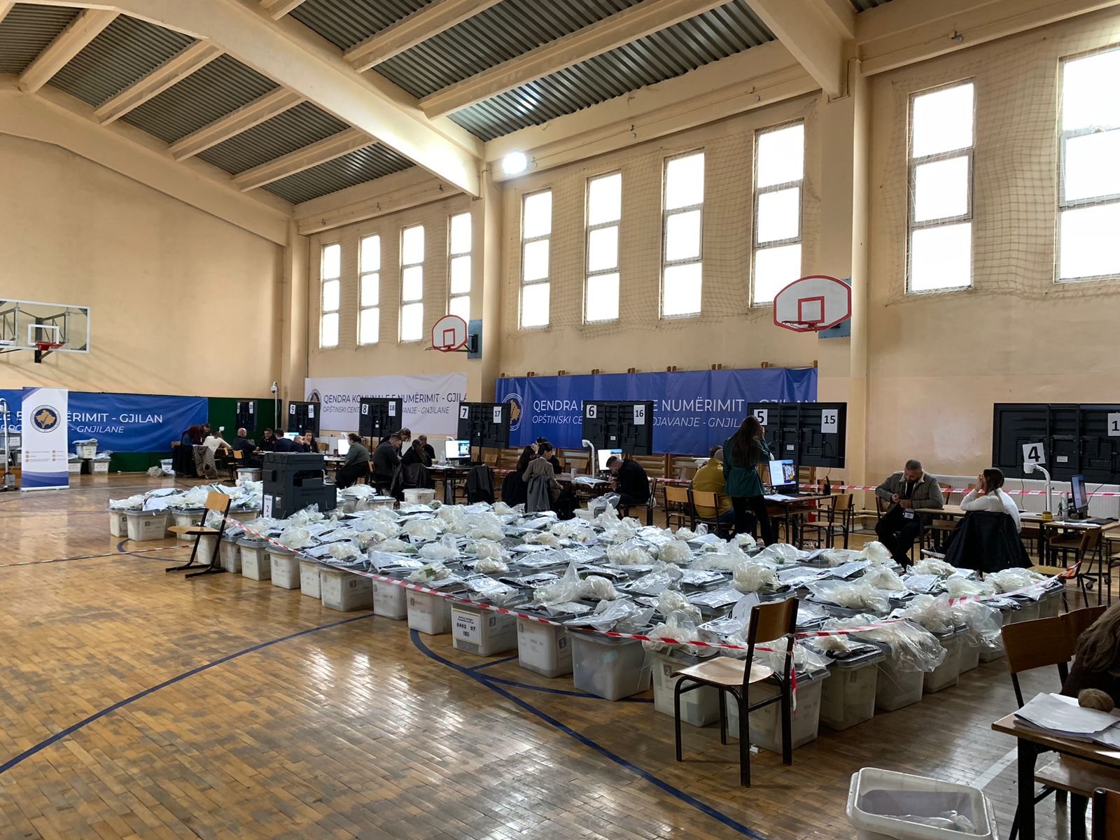 Përmbyllet verifikimi i rezultateve në 15 qendra komunale të numërimit, në Mitrovicë procesi vazhdon të jetë “i pezulluar”