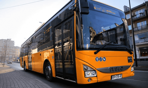 Transportuesit publikë vazhdojnë protestën, autobusët vendosen pranë objektit të Komunës