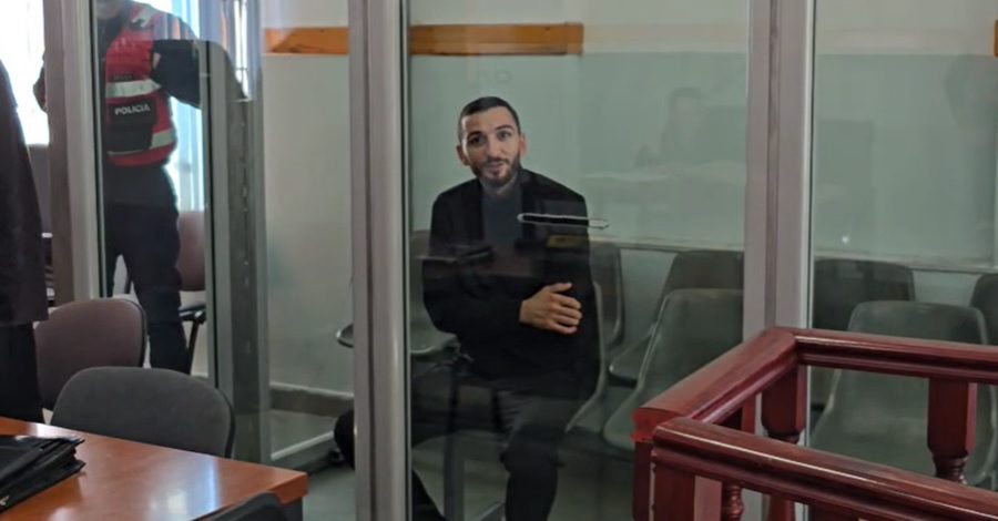 Vrau babanë me thikë, 25-vjeçari shfaqet duke qeshur në sallën e gjyqit