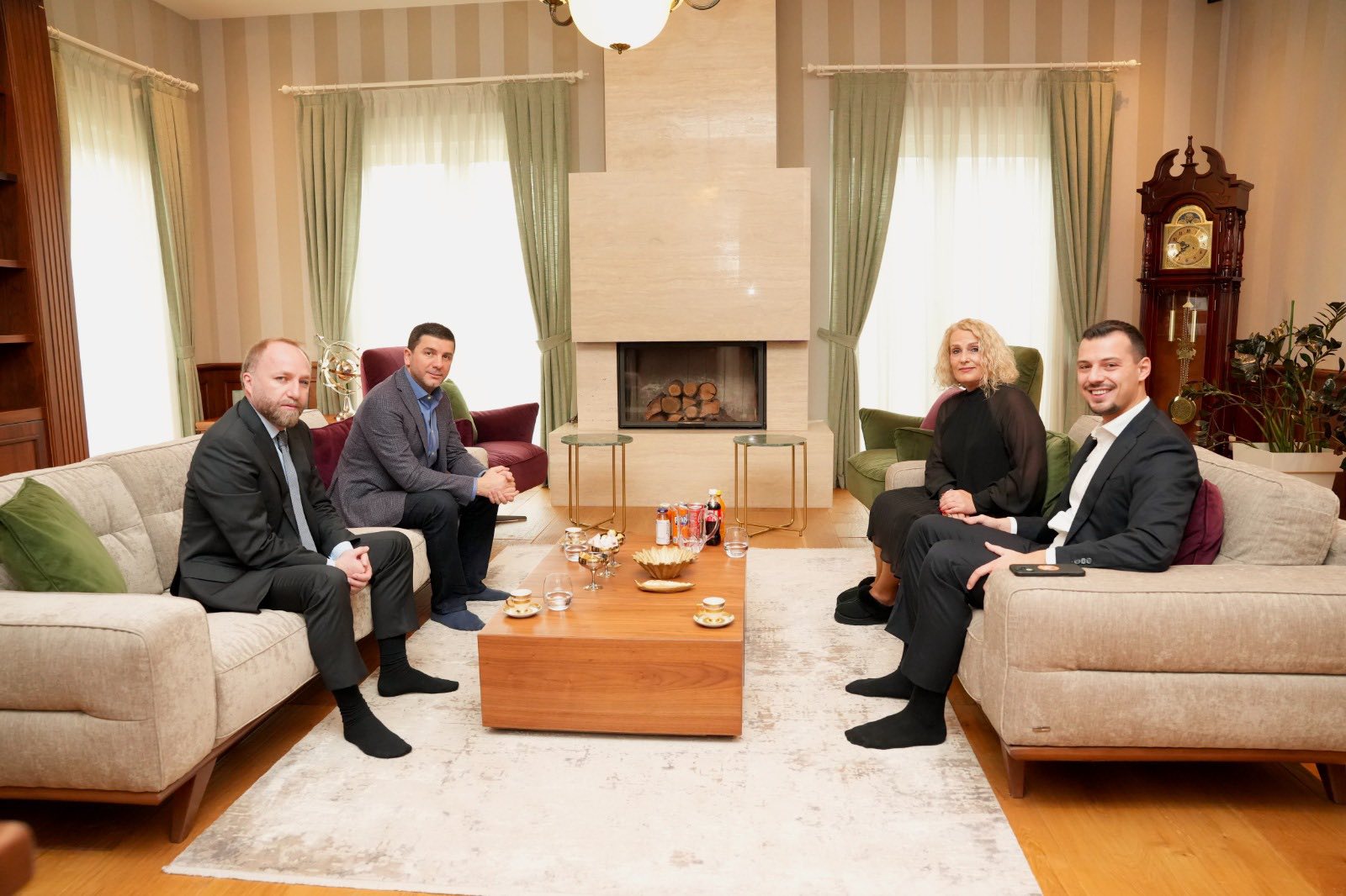 Krasniqi me deputetë vizitojnë familjet e çlirimtarëve: Kosova ju pret