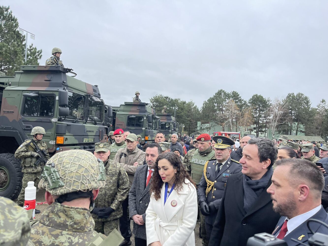 Krerët e shtetit vizitojnë kazermën “Adem Jashari”