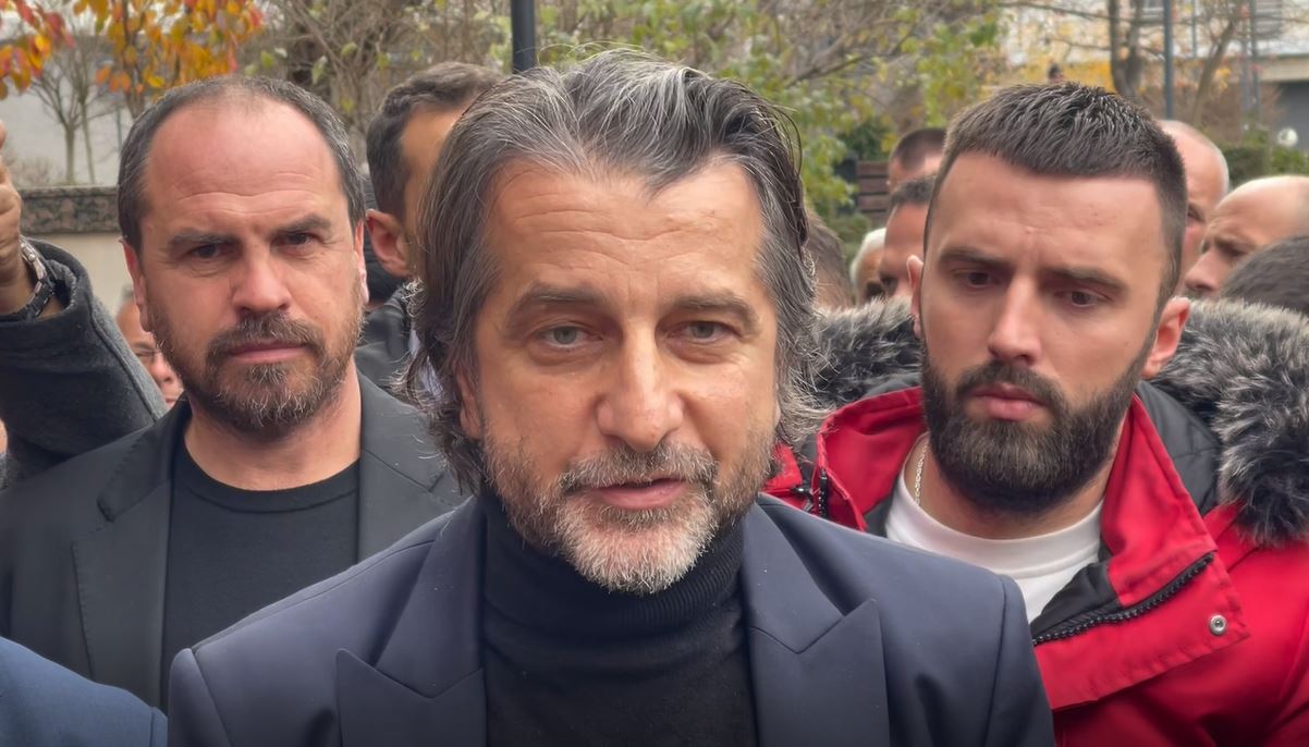 Rama iu bashkohet protestuesve: Ministër qiti paret menjëherë