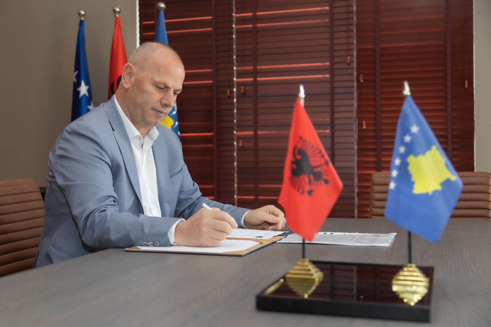 Lladrovci: Pozat atdhetare të disa krerëve të shtetit janë artificiale