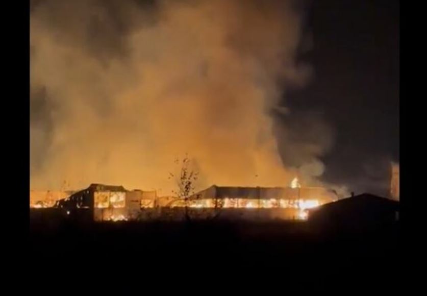 Ferizaj: Ende nuk është shuar zjarri që kaploi fabrikën