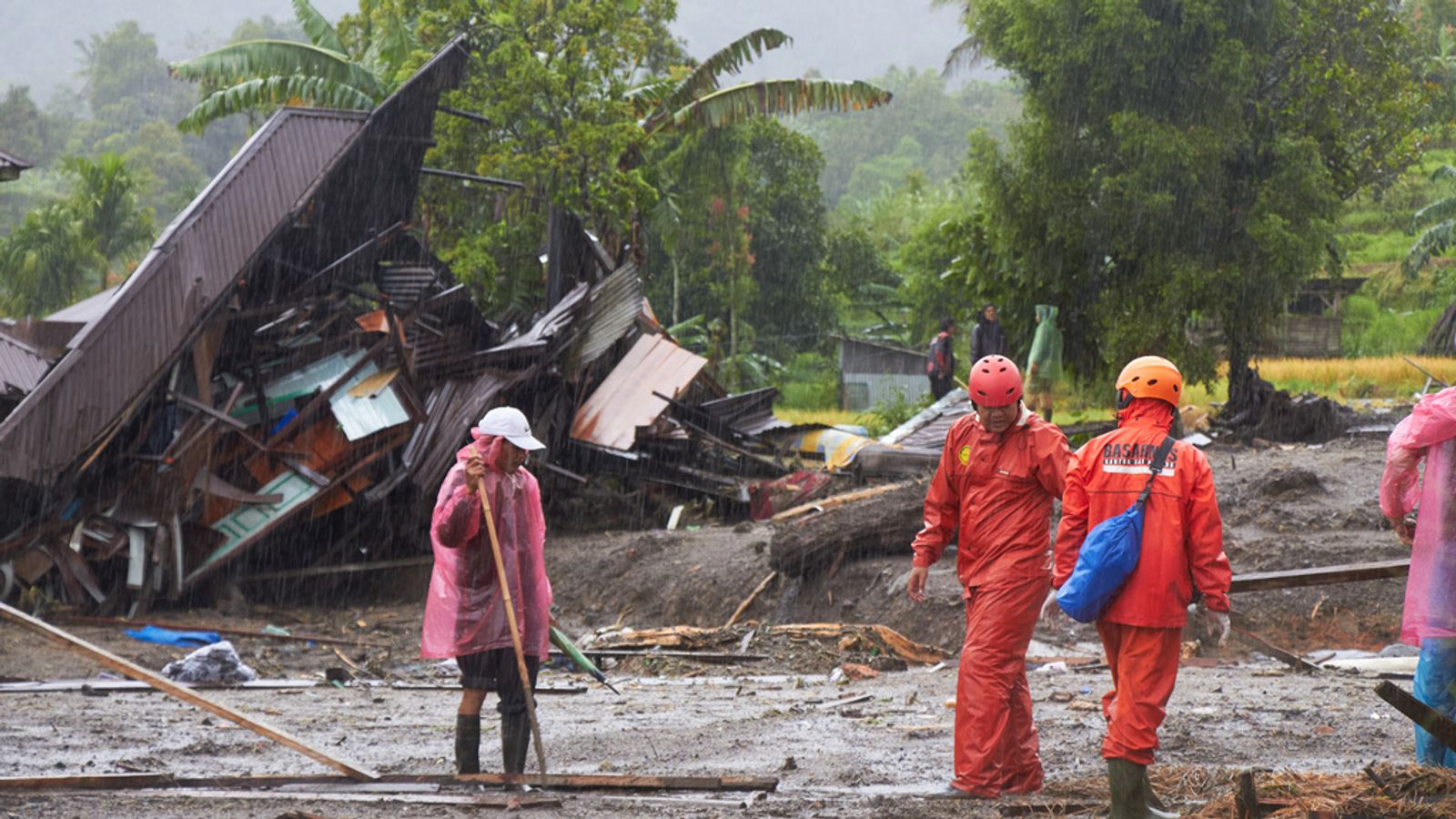 Të paktën 248 persona kanë vdekur pas përmbytjeve në Indonezi