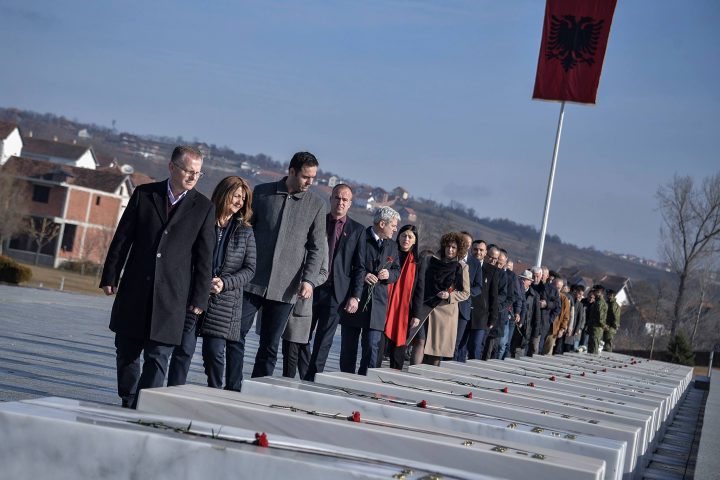 Lëvizja Vetëvendosje bën homazhe në Prekaz