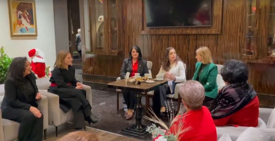 Presidentja Osmani takohet me gratë intelektuale të Shkodrës