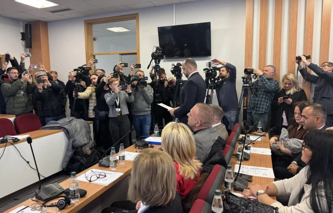 Me flamurin e Kosovës pranë betohet kryetari i Leposaviqit dhe i Mitrovicës së Veriut