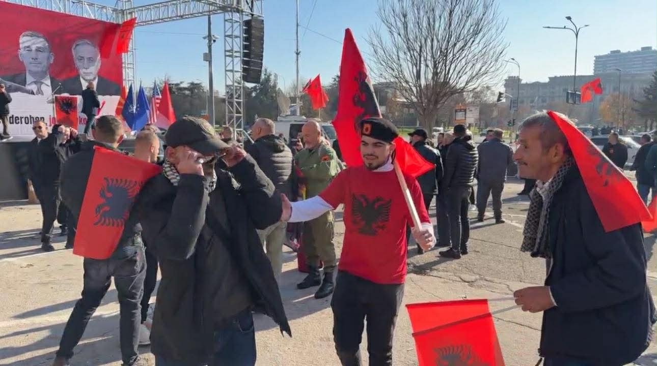 Shkupi gati për protestën paqësore, qytetarët nisin të mbushin sheshin “Skenderbeu”
