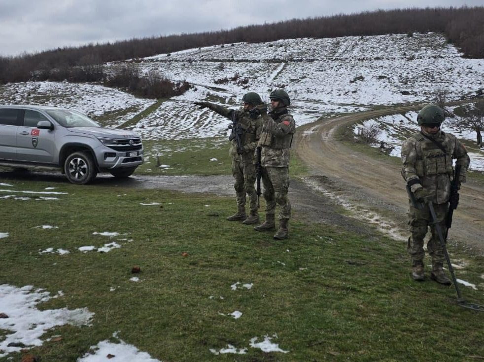 Ushtarët turq të KFOR-it patrullojnë në kufijtë e Kosovës