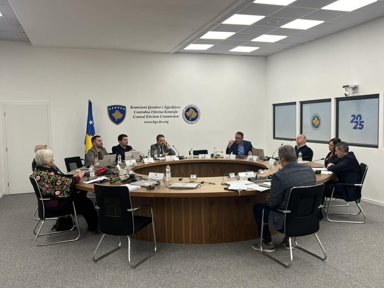 Përplasje në KQZ mes VV-së, PDK-së dhe kryesuesit për votimin në Hagë