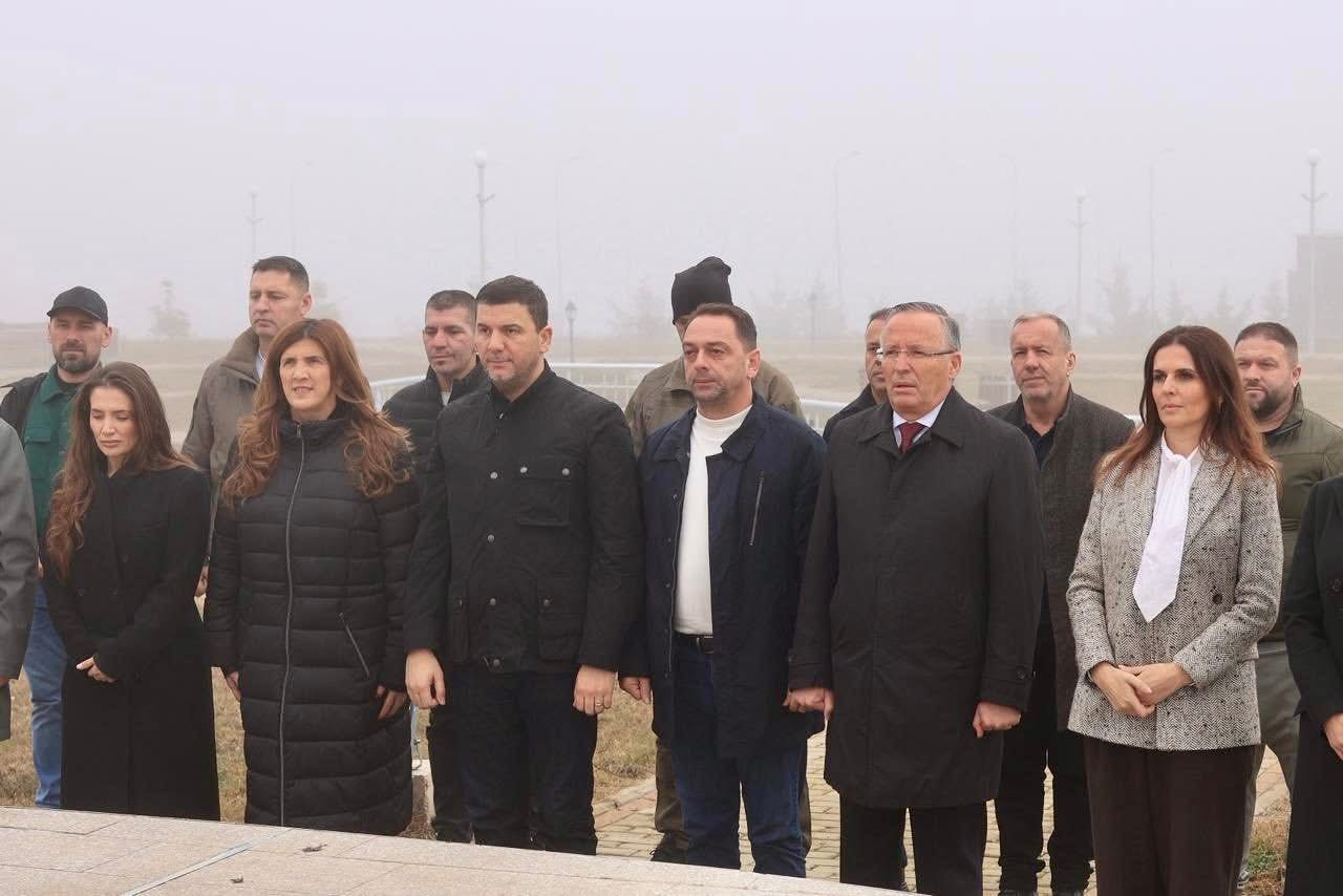 Hamza nderon me homazhe Mujë Krasniqin dhe 41 dëshmorë të UÇK-së në Skenderaj