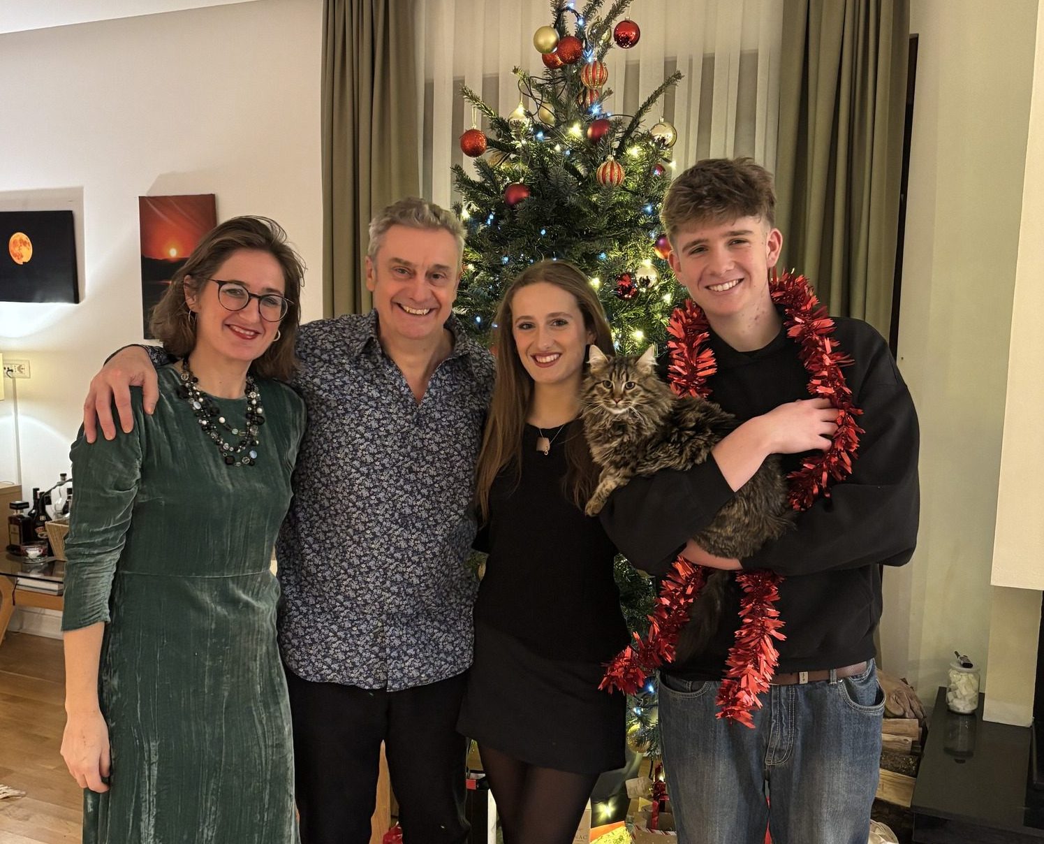 Ambasadori britanik uron Krishtlindjet me një foto familjare