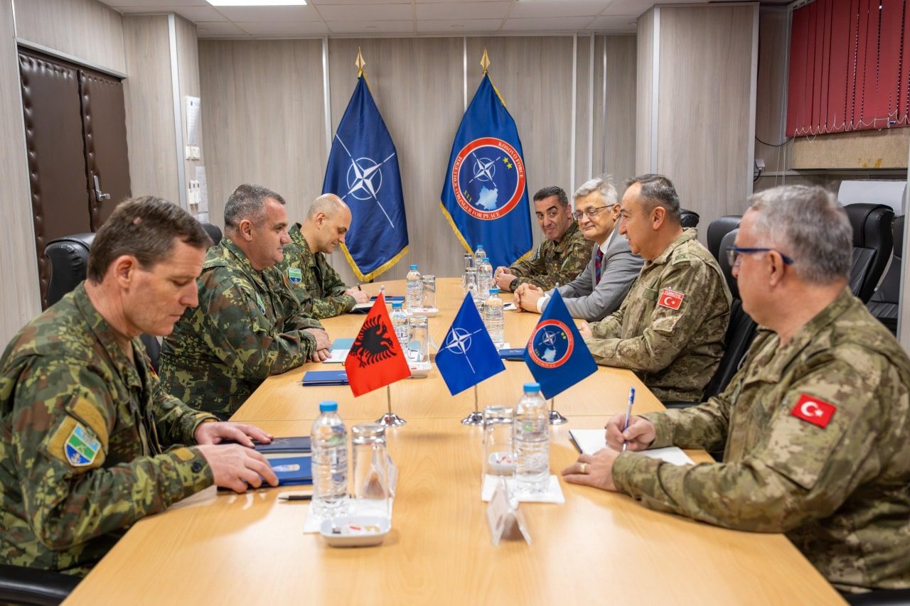 Komandanti i KFOR-it takohet me shefin e ushtrisë shqiptare, flasin për sigurinë në Kosovë e rajon