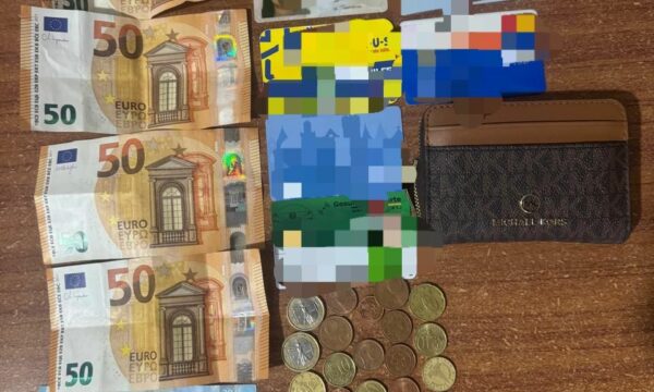 Policët në Vushtrri e gjejnë në rrugë një kuletë më para e dokumente, i kthehet pronares