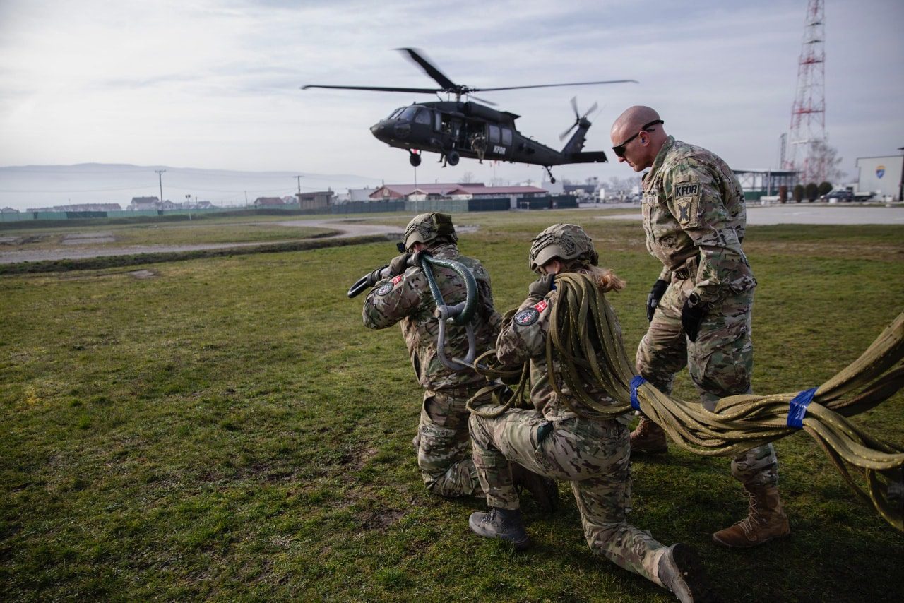 Ushtarët e KFOR-it trajnohen me ngarkesa me litar në Kosovë