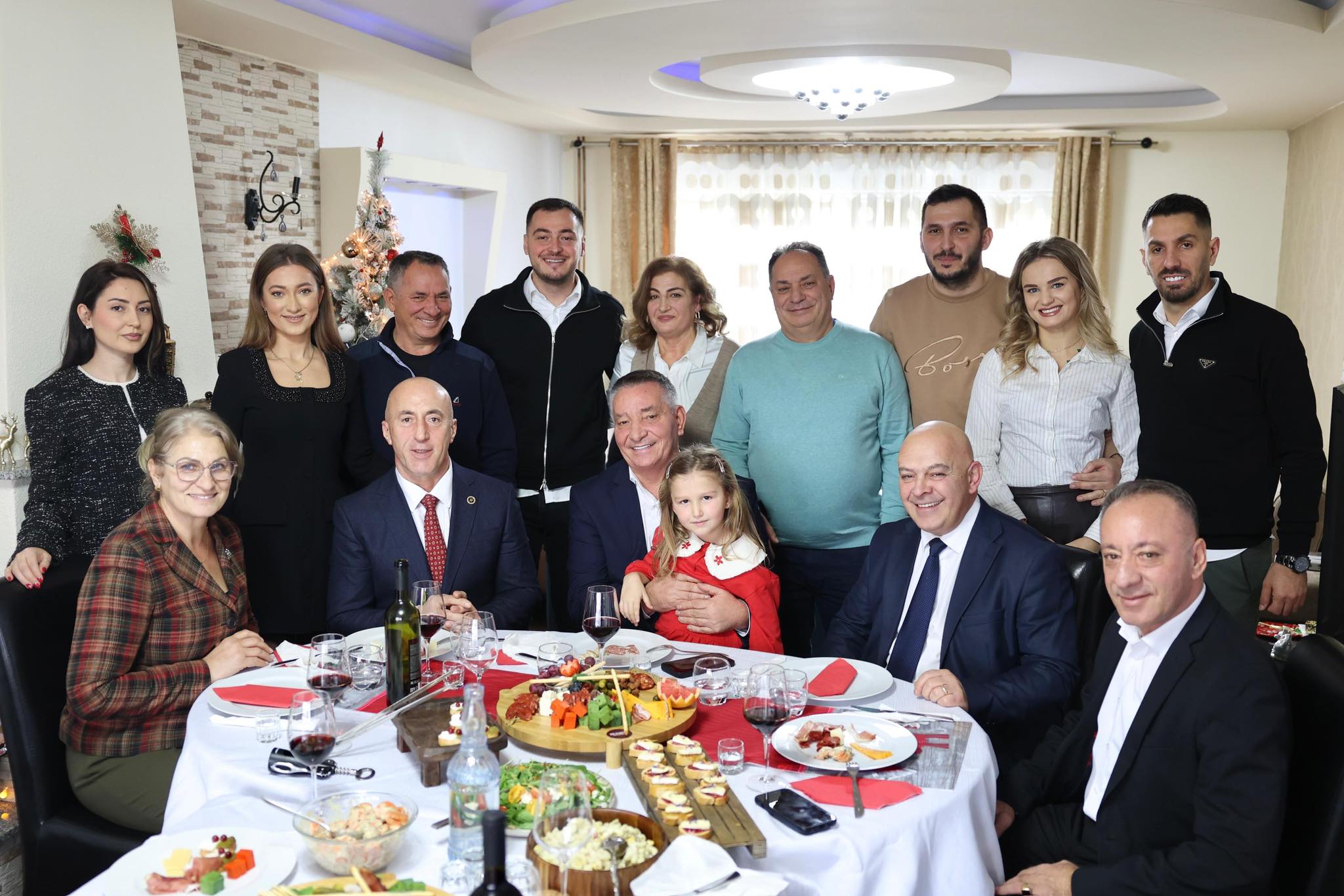 Haradinaj shkon në familjen e Pal Lekajt për Krishtlindje