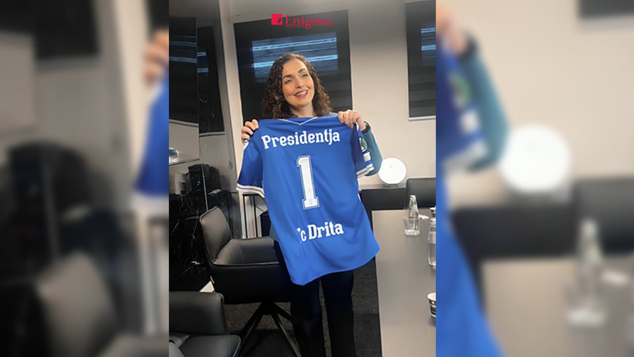 Presidentja Osmani në Gjilan, pranon fanellë nga FC Drita