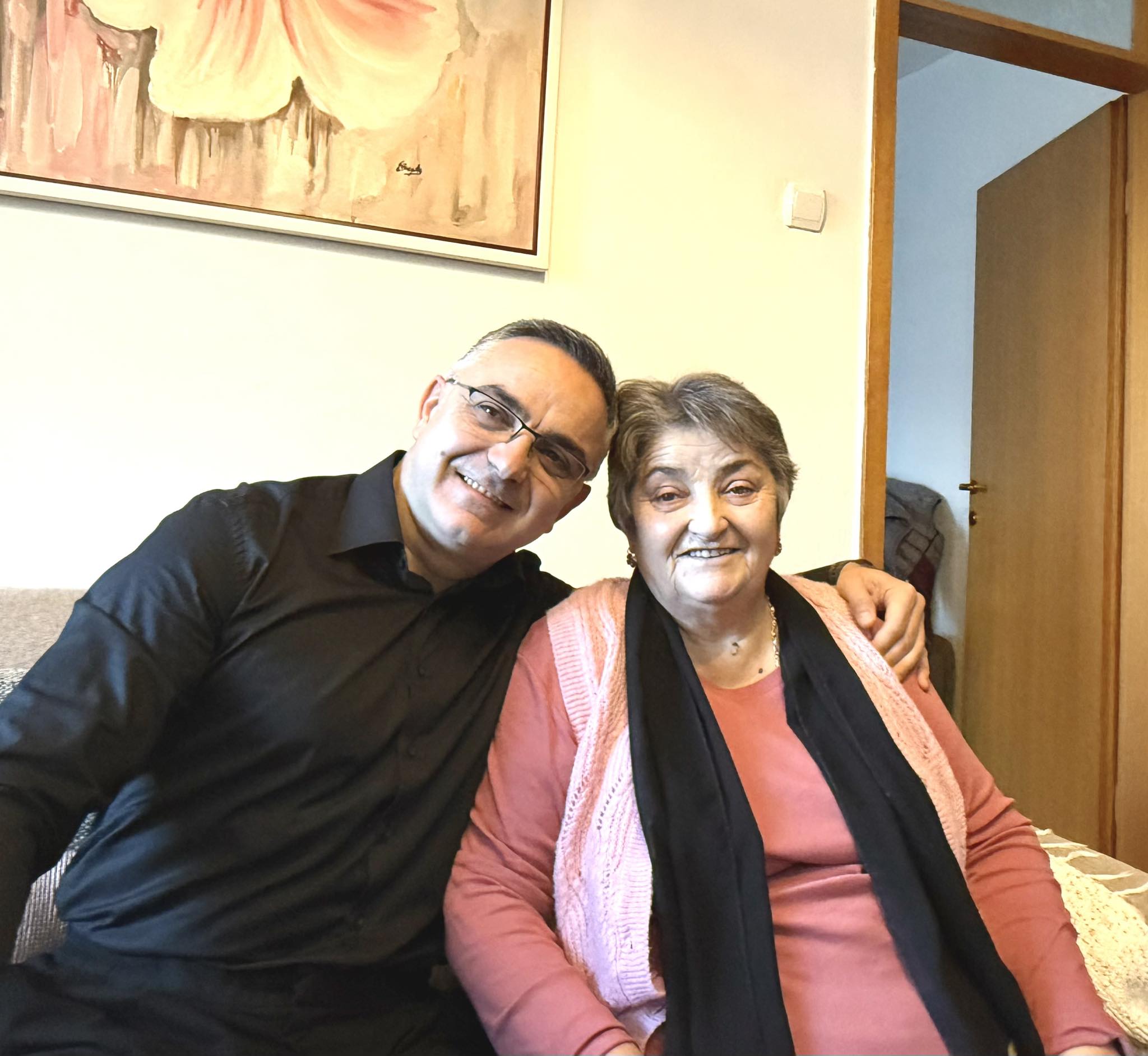 “Të priftë shneta e paç gëzime…” – Besnik Tahiri uron nënën për ditëlindje