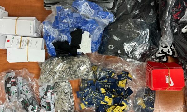 Dogana konfiskon në Han të Elezit rreth 4500 ektiketa të markave të njohura