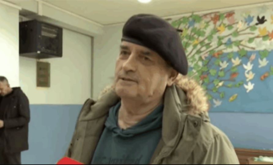 71-vjeçari voton për herë të parë në Kosovë