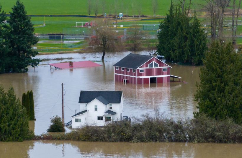 Përmbytjet e fuqishme detyrojnë largimin e banorëve të një qyteti në Uashington