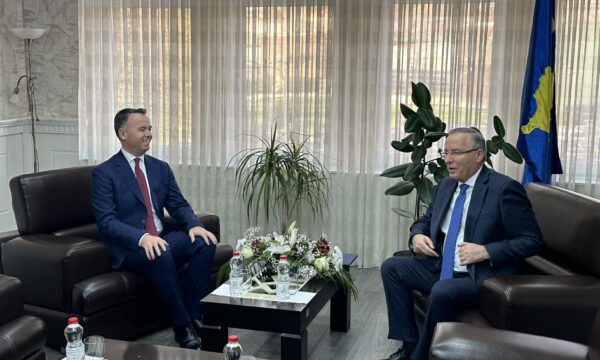 Hamza ia dorëzon detyrën e kryetarit të ri, Faton Pecit