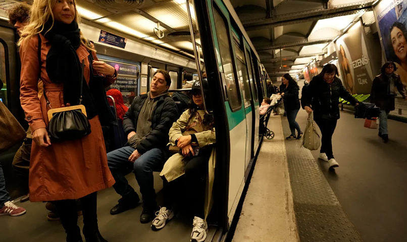Theren me thikë tri gra në metrotë e Parisit