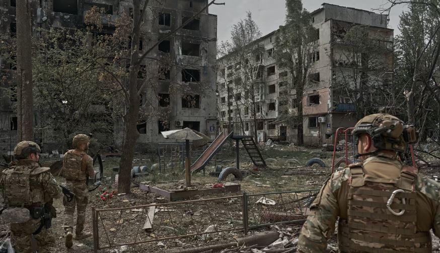 Vriten dy persona dhe plagosen tre të tjerë nga sulmet ajrore ruse në Ukrainën lindore