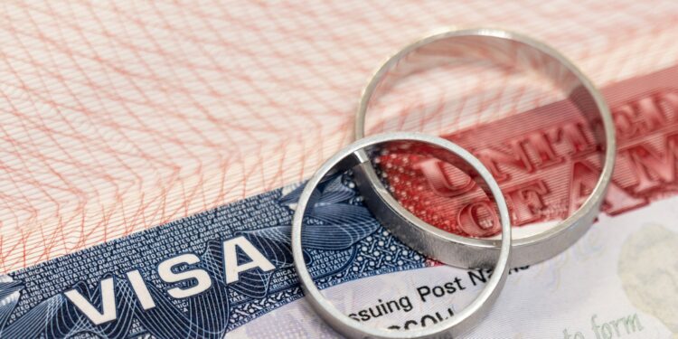 Ambasada e ShBA-së paralajmëron qytetarët shqiptarë – Mashtrimi përmes martesës është krim federal