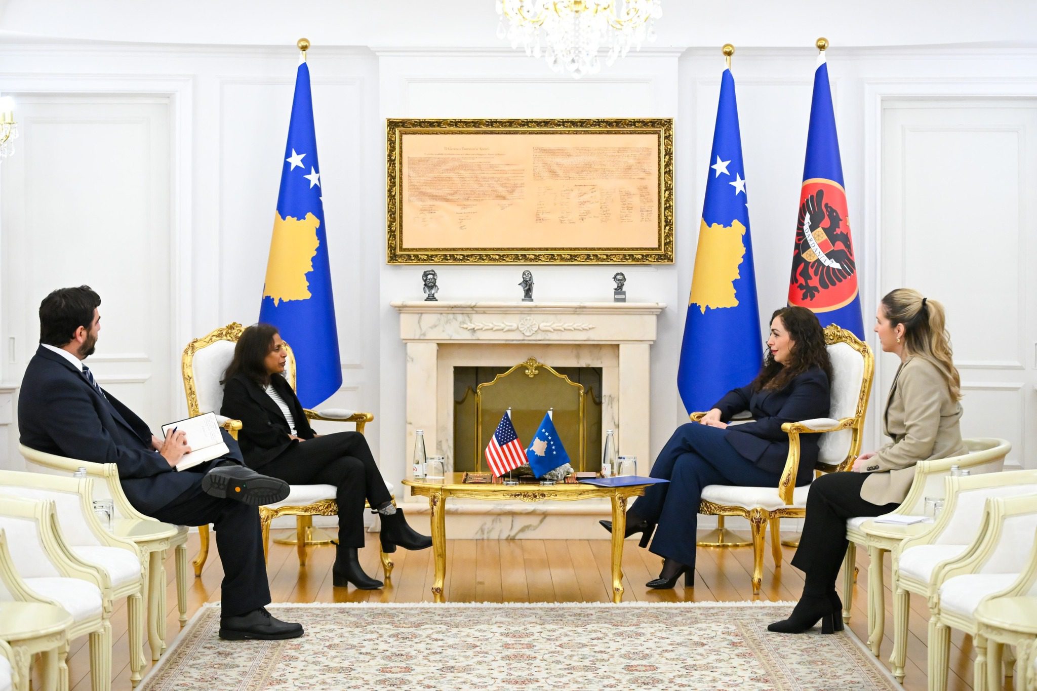 Osmani takohet me diplomaten amerikane