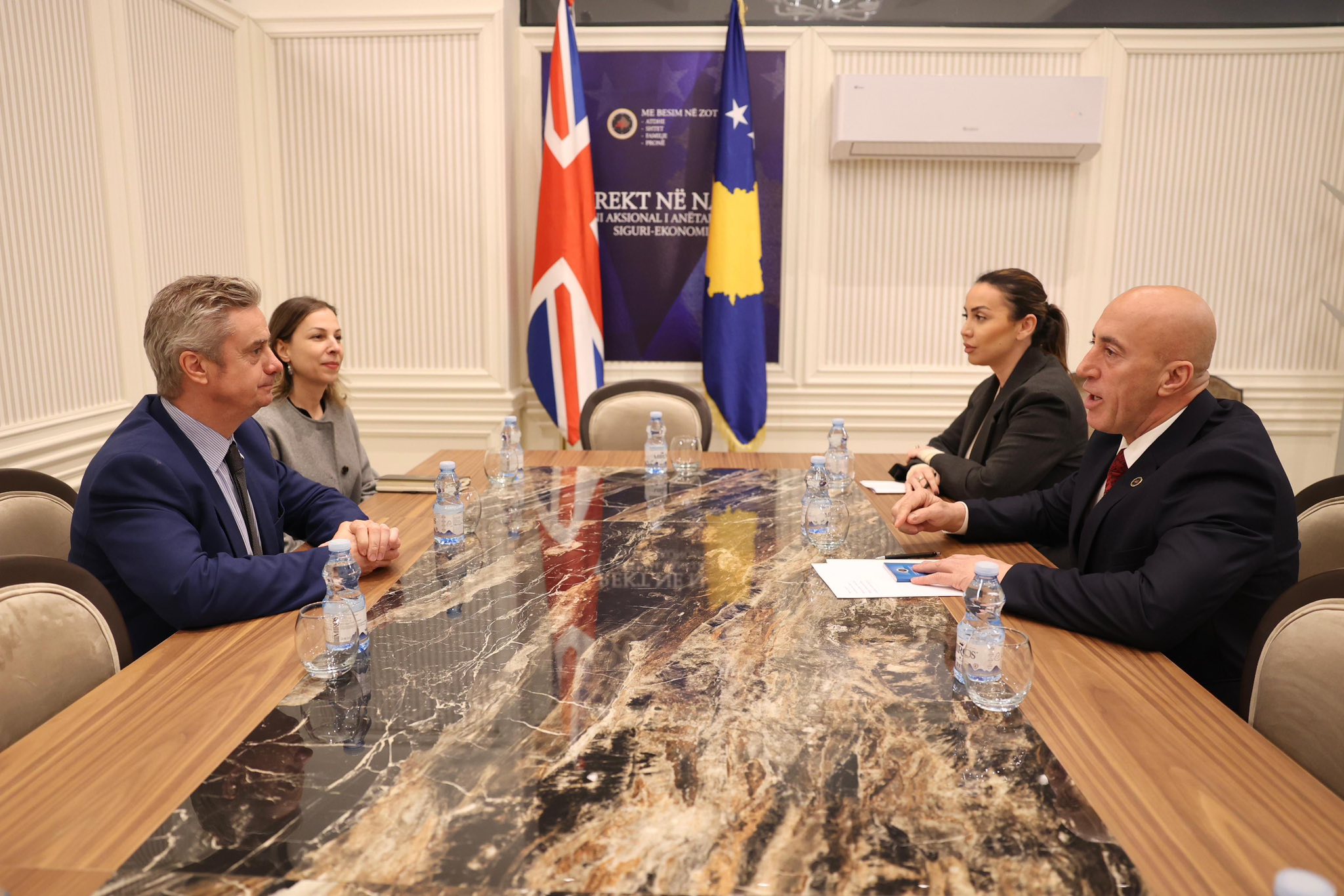 Ambasadori britanik takohet me Haradinajn