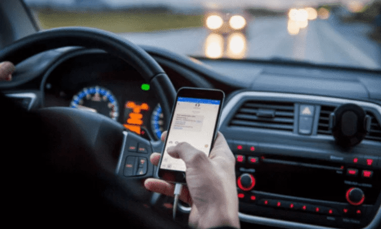 263 gjoba për shoferët që përdorën telefonin gjatë vozitjes, në Ferizaj