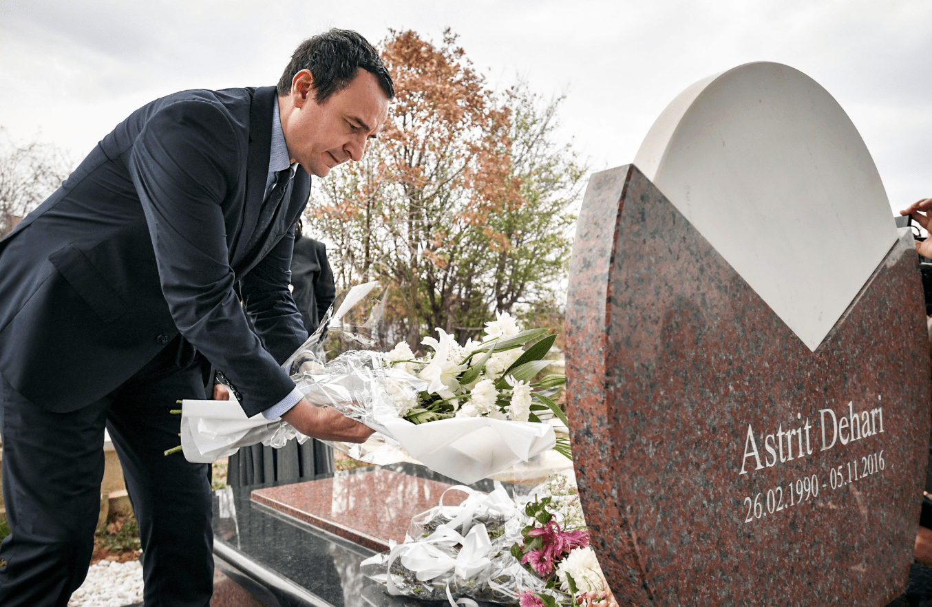 Dëmtohet pllaka tek varri i Astrit Deharit, reagon Lëvizja Vetëvendosje