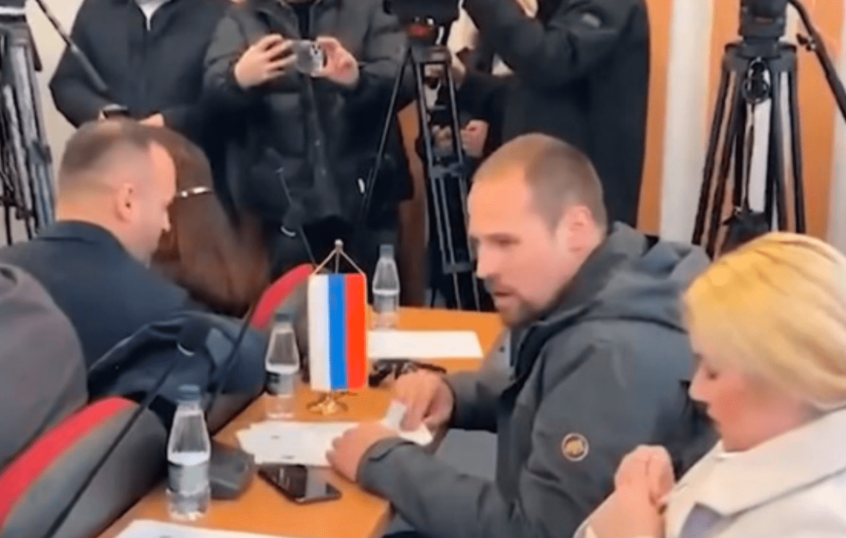 Asamblisti serb i reagon Prindon Sadriut: E kisha flamurin serb, jo të Rusisë