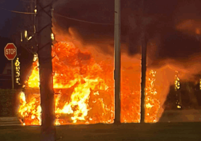 Një veturë kaplohet nga zjarri pranë “Prishtina Mall”