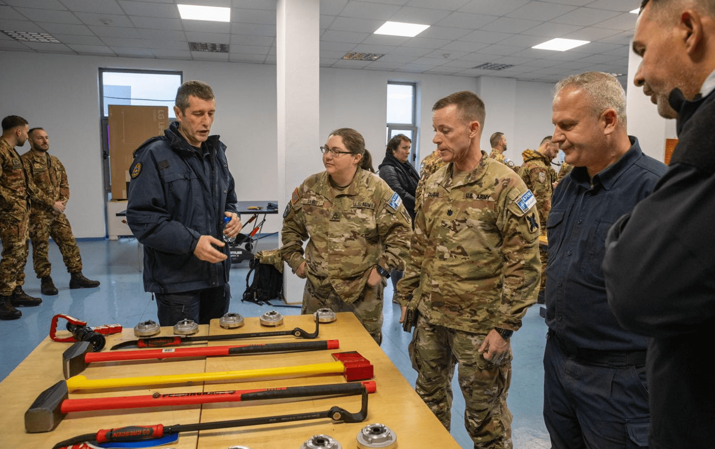 KFOR dhuron pajisje për zjarrfikësit në Prishtinë