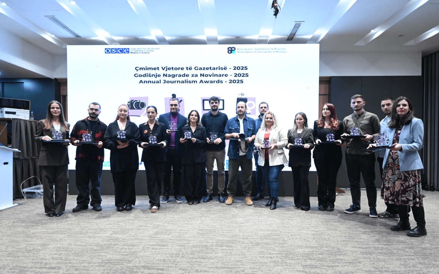 Agon Sinanaj shpallet gazetari i vitit, disa të tjerë shpërblehen