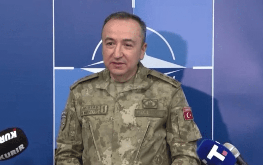 Komandati i KFOR-it zhvillon vizitë zyrtare në Beograd