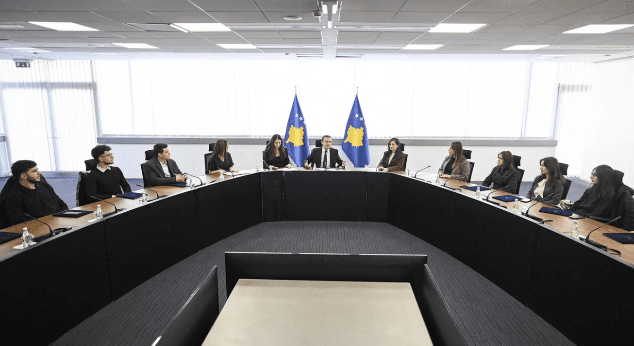 Kurti priti në takim studentët përfitues të skemave të bursave