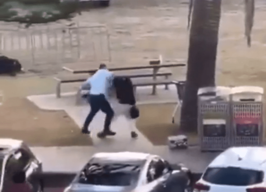 Momenti kur një person ia heq armën nga dora sulmuesit në plazhin Bondi të Australisë