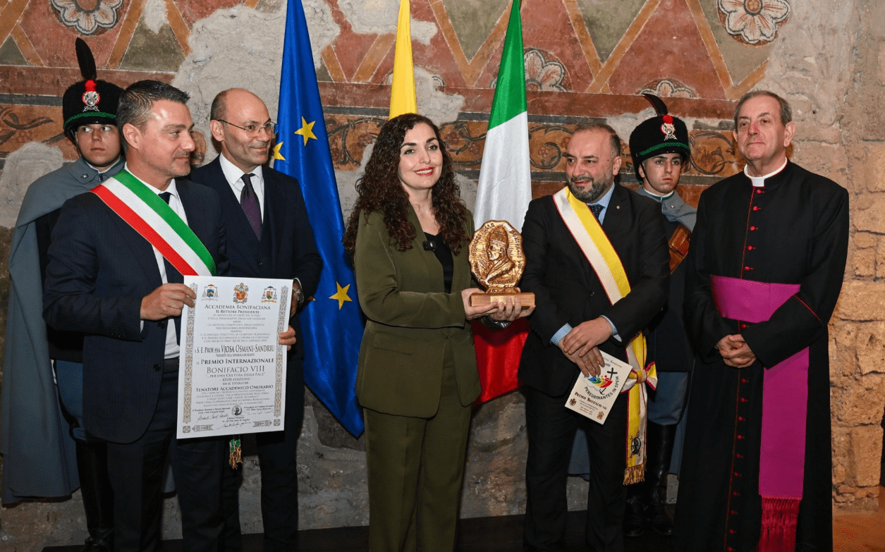 Osmani nderohet në Vatikan për angazhimin për paqe