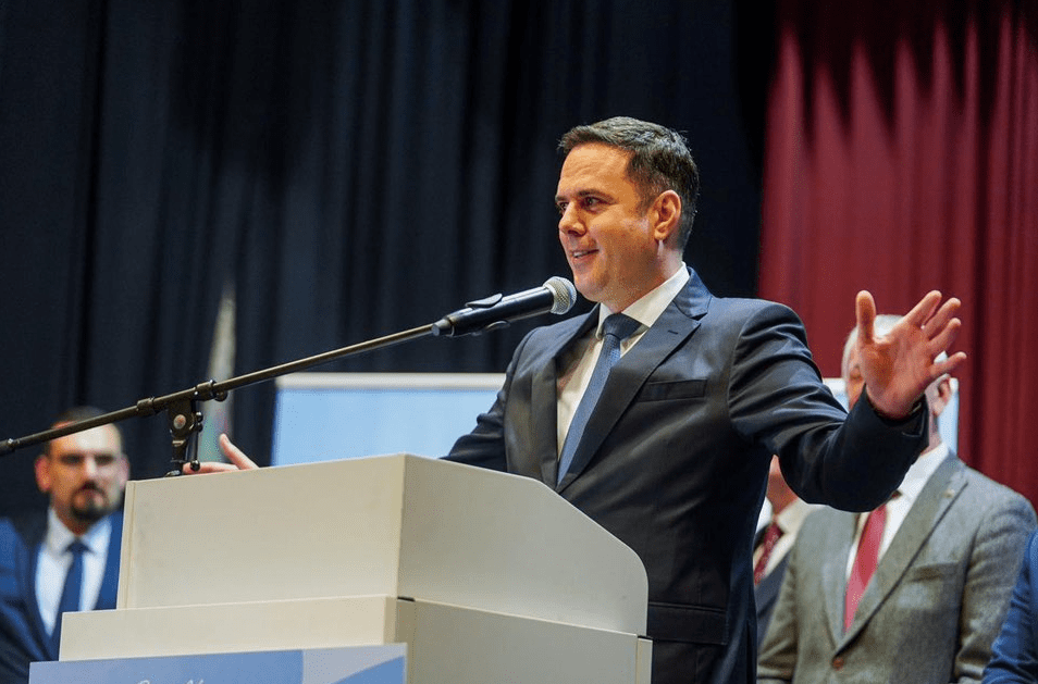 Abidixhiku premton pagë 1000 euro për mësuesit, 900 për polic e zjarrfikës