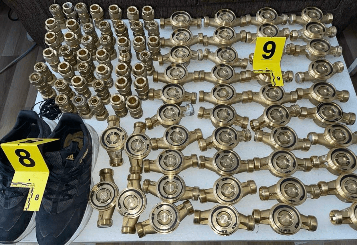 Arrestohen edhe dy të dyshuar për vjedhje të njehsorëve të ujit në Vushtrri