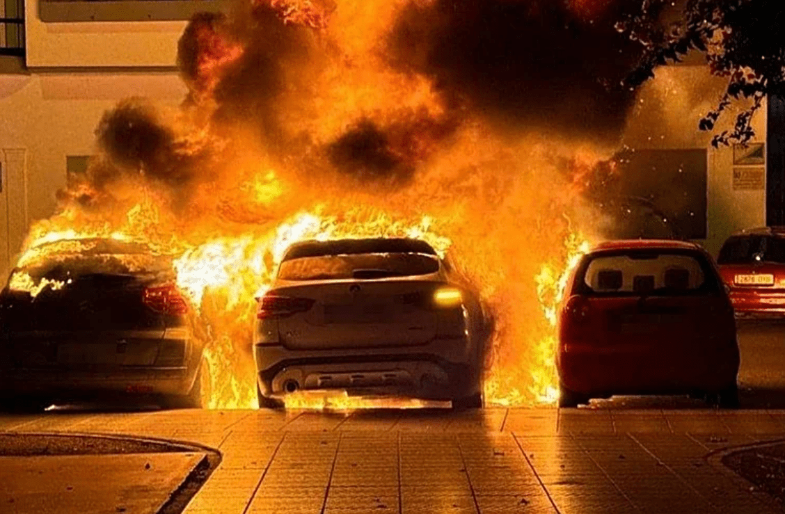 Pesë vetura kaplohen nga zjarri në Prishtinë